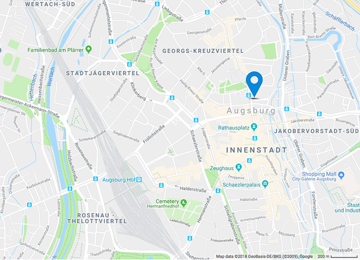 In een mooi gebouw dicht bij het historisch centrum.