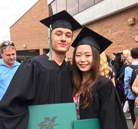 Studenten in toga tijdens de diploma-uitreiking in een schooljaar in Canada, feestelijk moment in het Canadese onderwijssysteem.